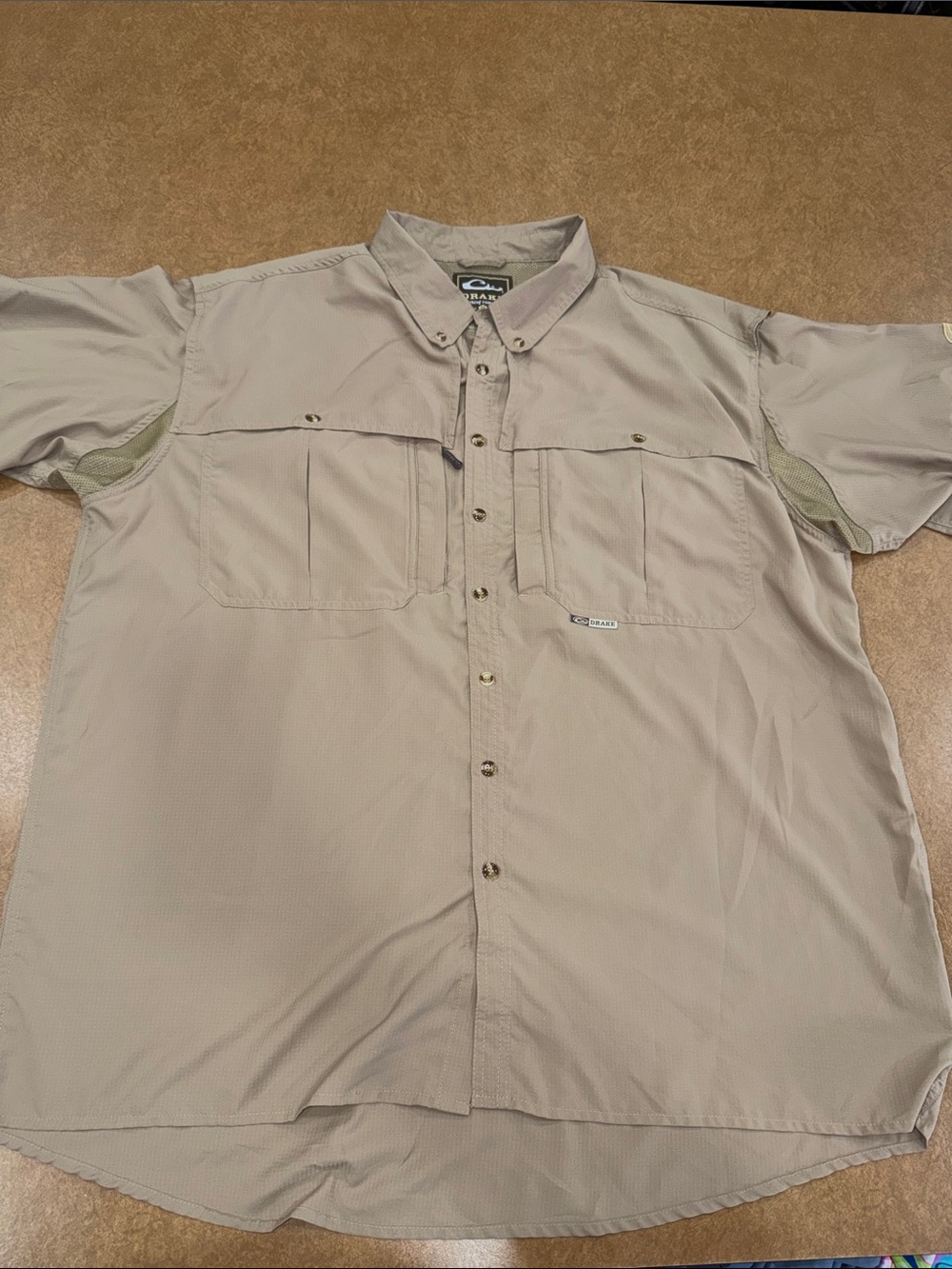 Columbia Lightweight Men’s Short-Sleeve Button-Down Shirt in Khaki-Hidden Pocket